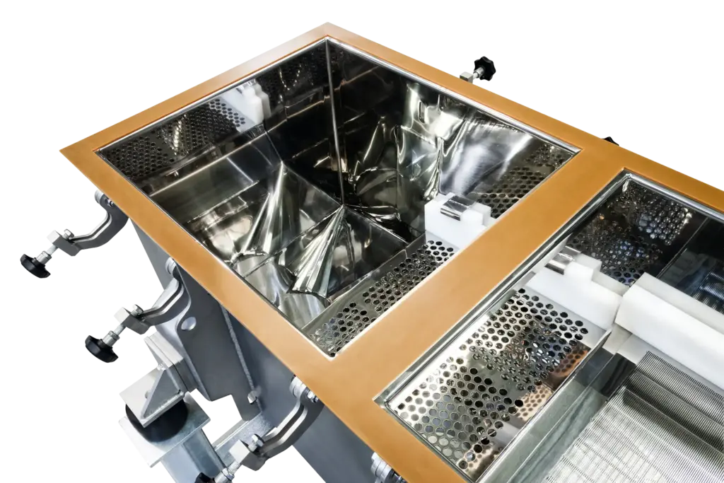Instalação industrial em aço inoxidável para o processamento de metais com elementos em rede.