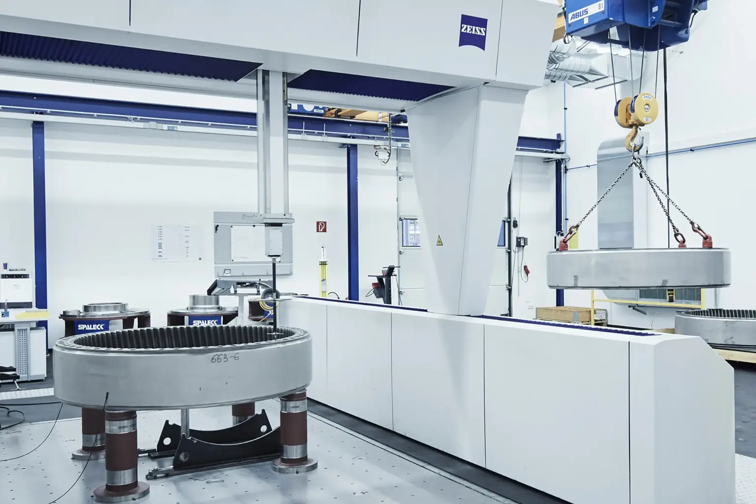 Máquina de medição 3D da Zeiss na sala de medição da SPALECK