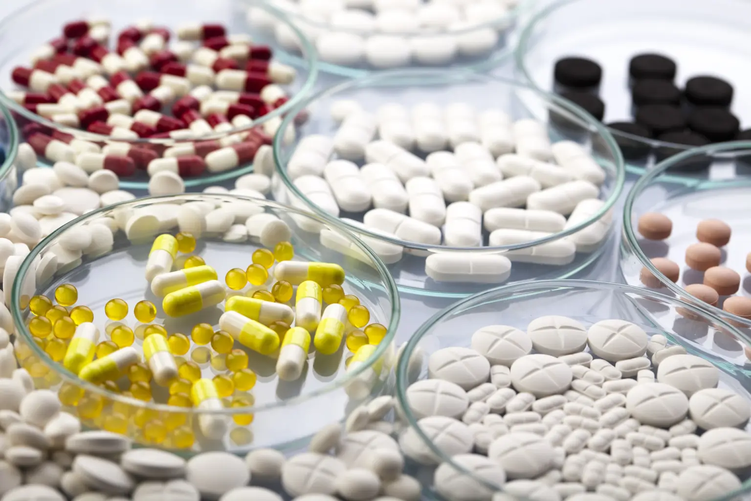 Recipientes com diversos medicamentos