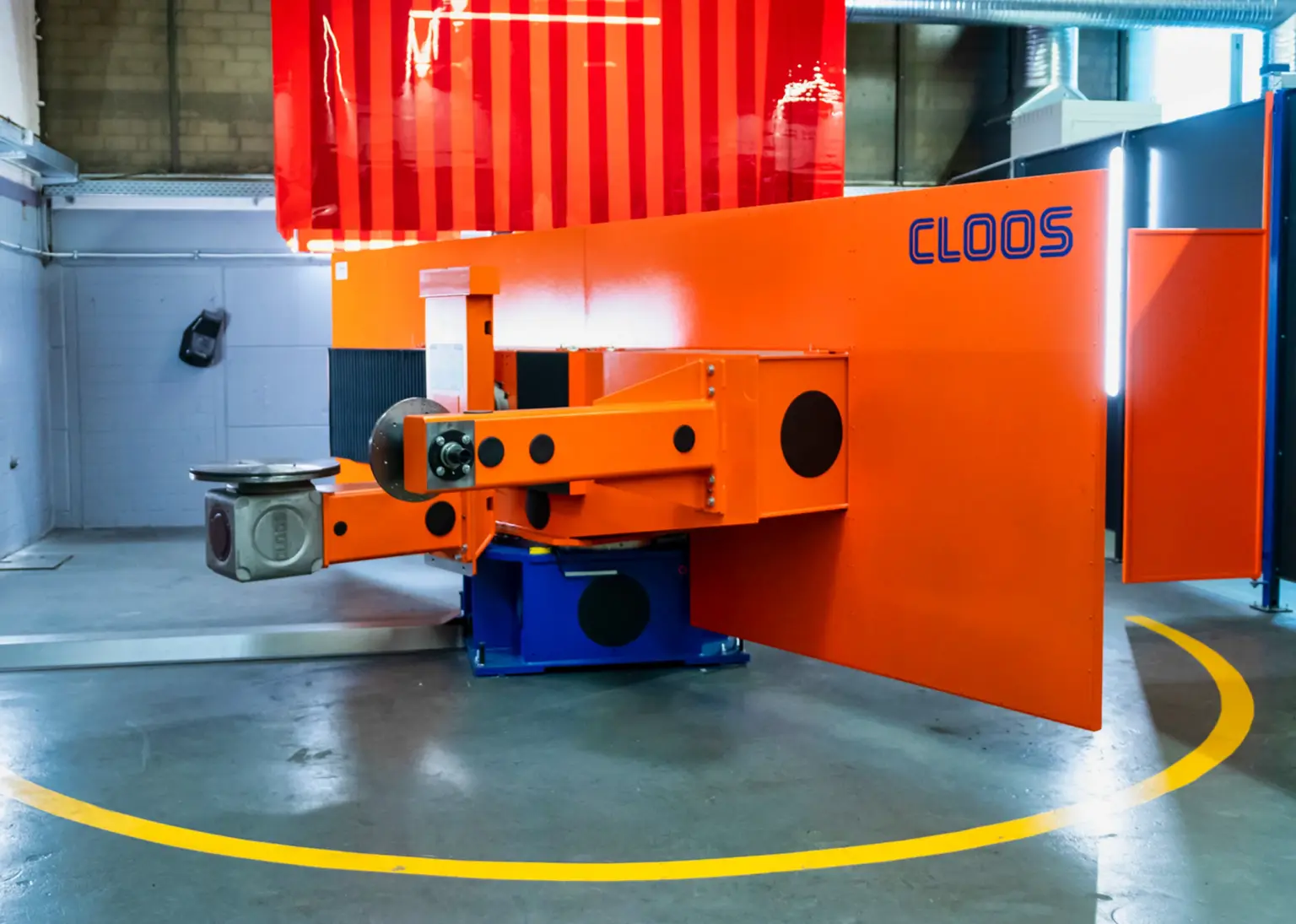 Robôs industriais para soldadura robotizada numa oficina.