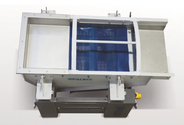 Calha transportadora oscilante com cassete de crivagem com eixo de tensão patenteada para a separação da fração fina e/ou da humidade durante o transporte
