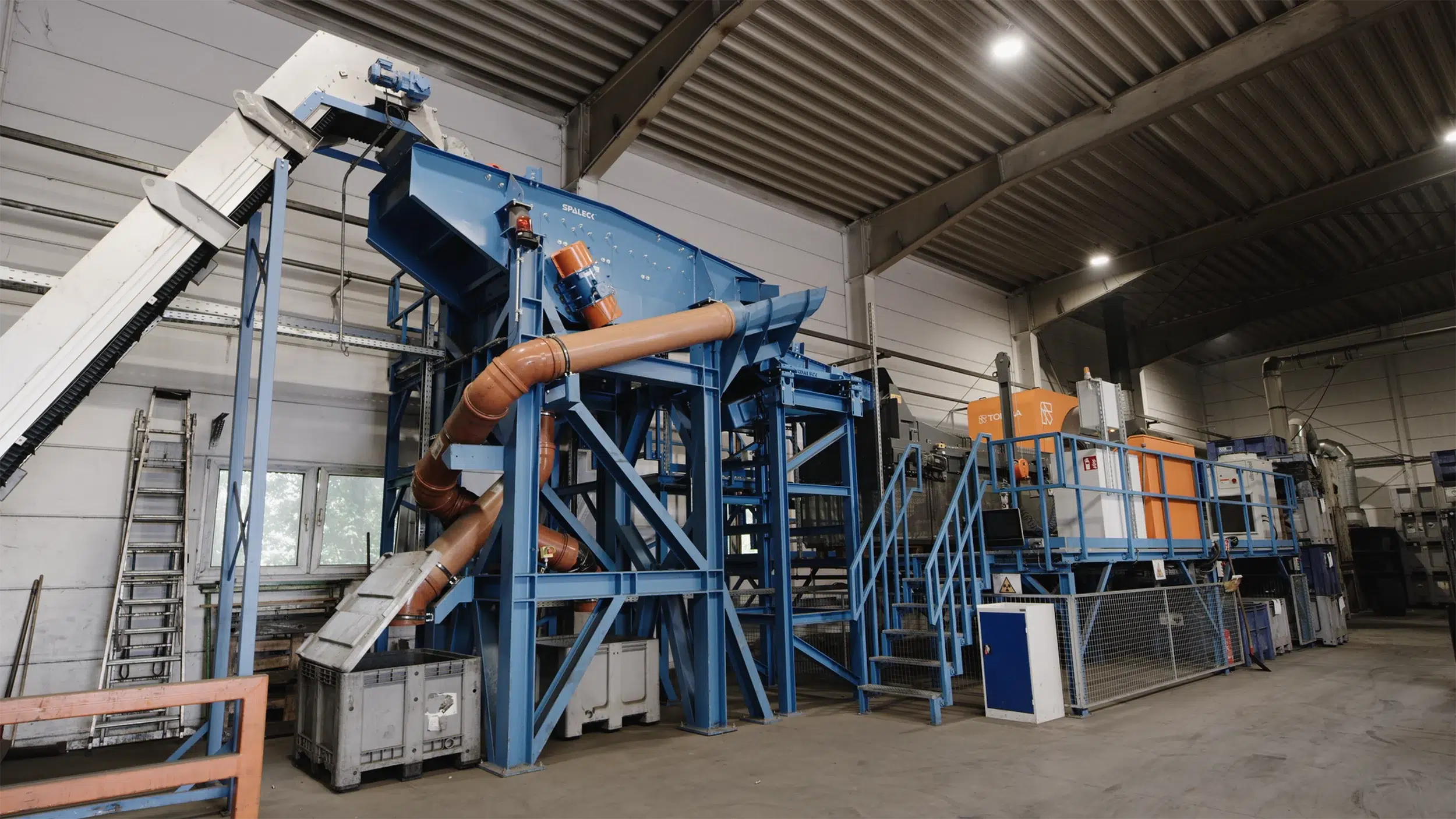 Máquina de triagem SPALECK na reciclagem de pilhas — aqui, classifica as pilhas com precisão de acordo com o tamanho, para que o equipamento de triagem por raios X a seguir possa separá-las por componentes
