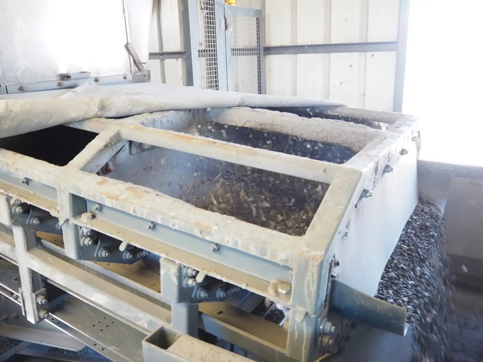 A calha de transporte SPALECK ActiveCLEAN, utilizada no tratamento de escórias, permite um fornecimento de material sem necessidade de limpeza