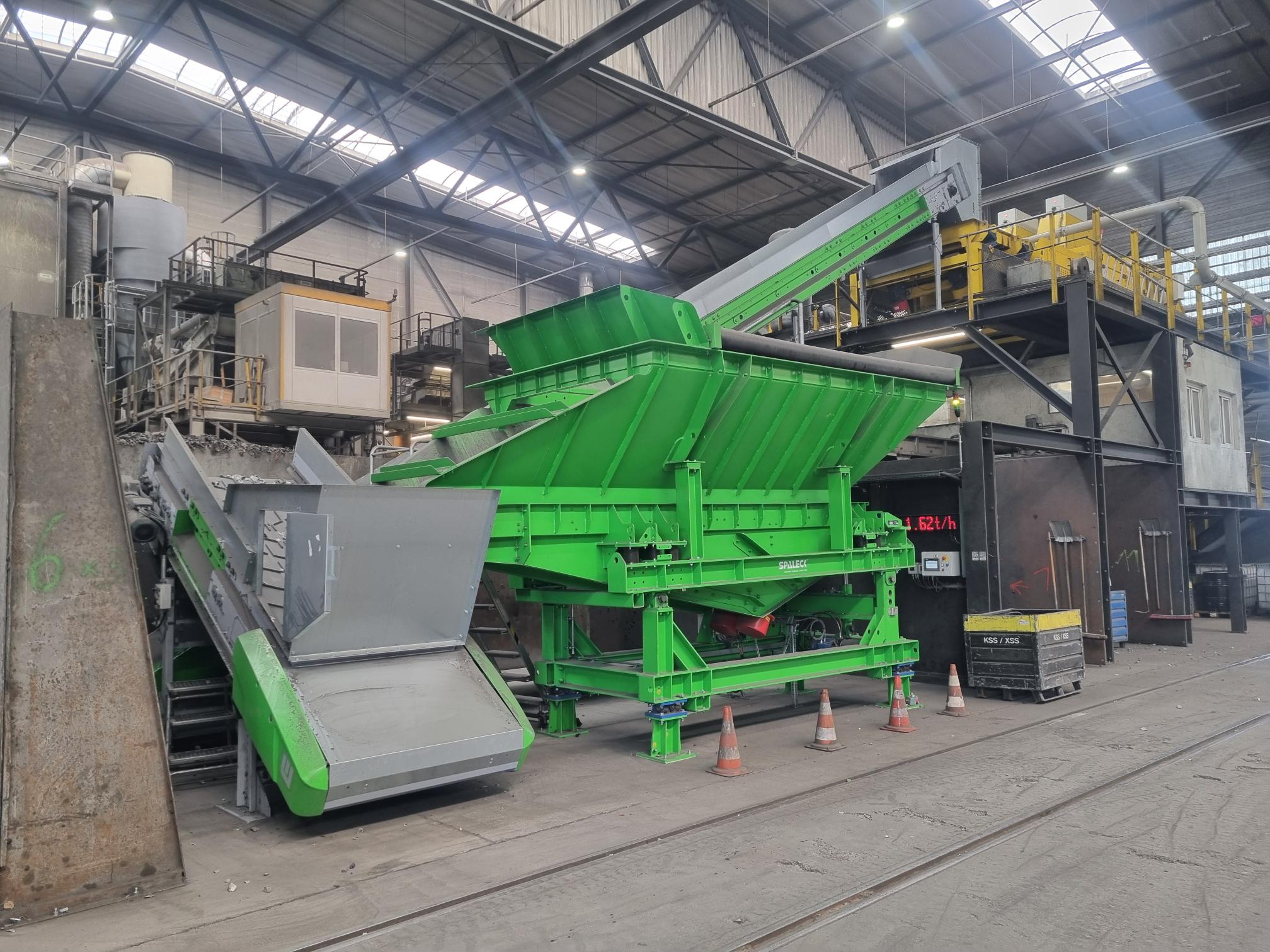 O SPALECK ActiveFEED no tratamento de resíduos eletrónicos na empresa de reciclagem IMMARK AG — o ActiveFEED contribui para a otimização dos resultados da triagem