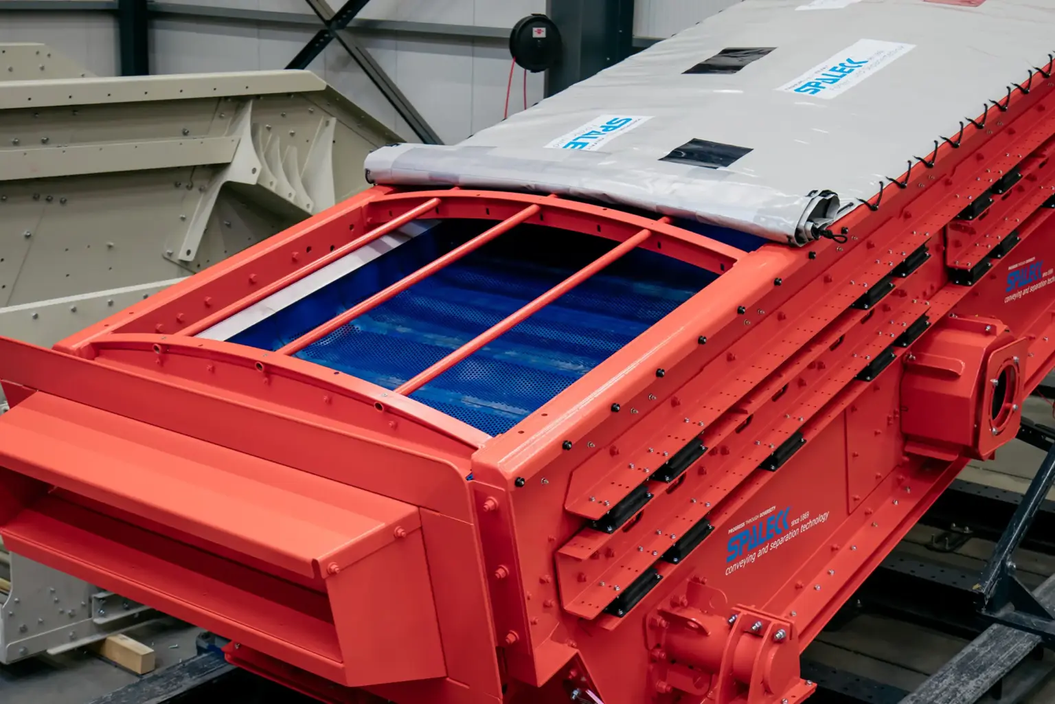 Máquina de peneiramento com eixo de tensão SPALECK, equipada com o sistema de vedação das paredes laterais FineSideCOVER.