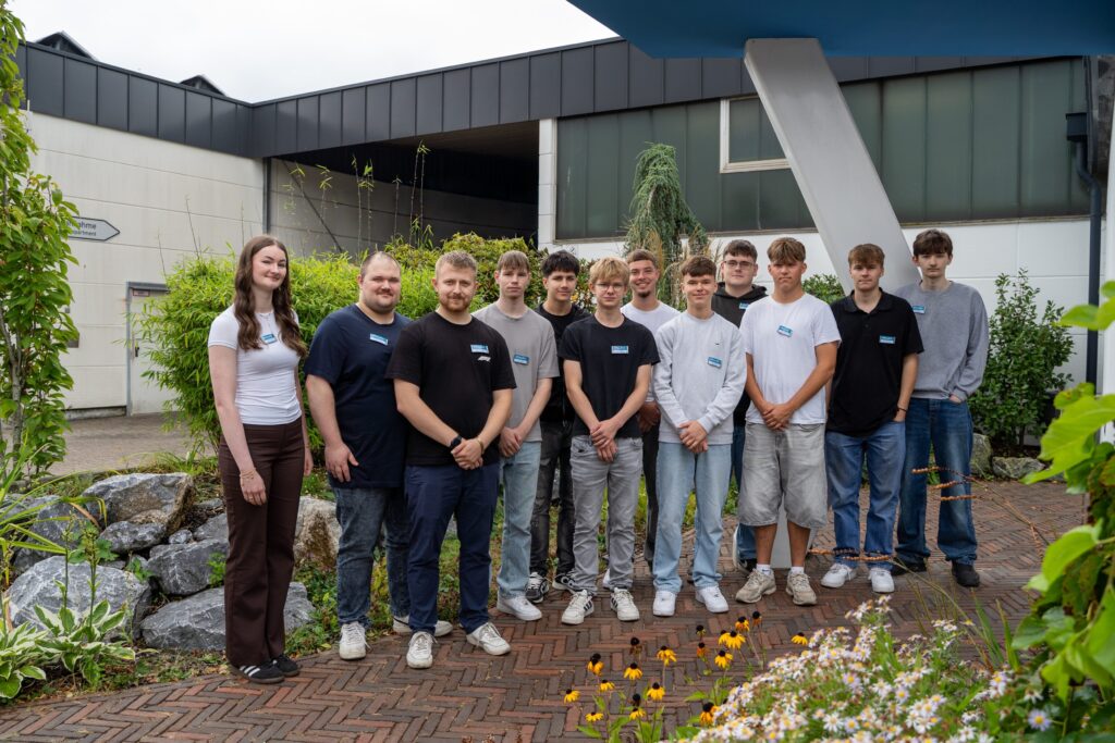 Um grupo de jovens estagiários à porta da Spaleck, em Bocholt