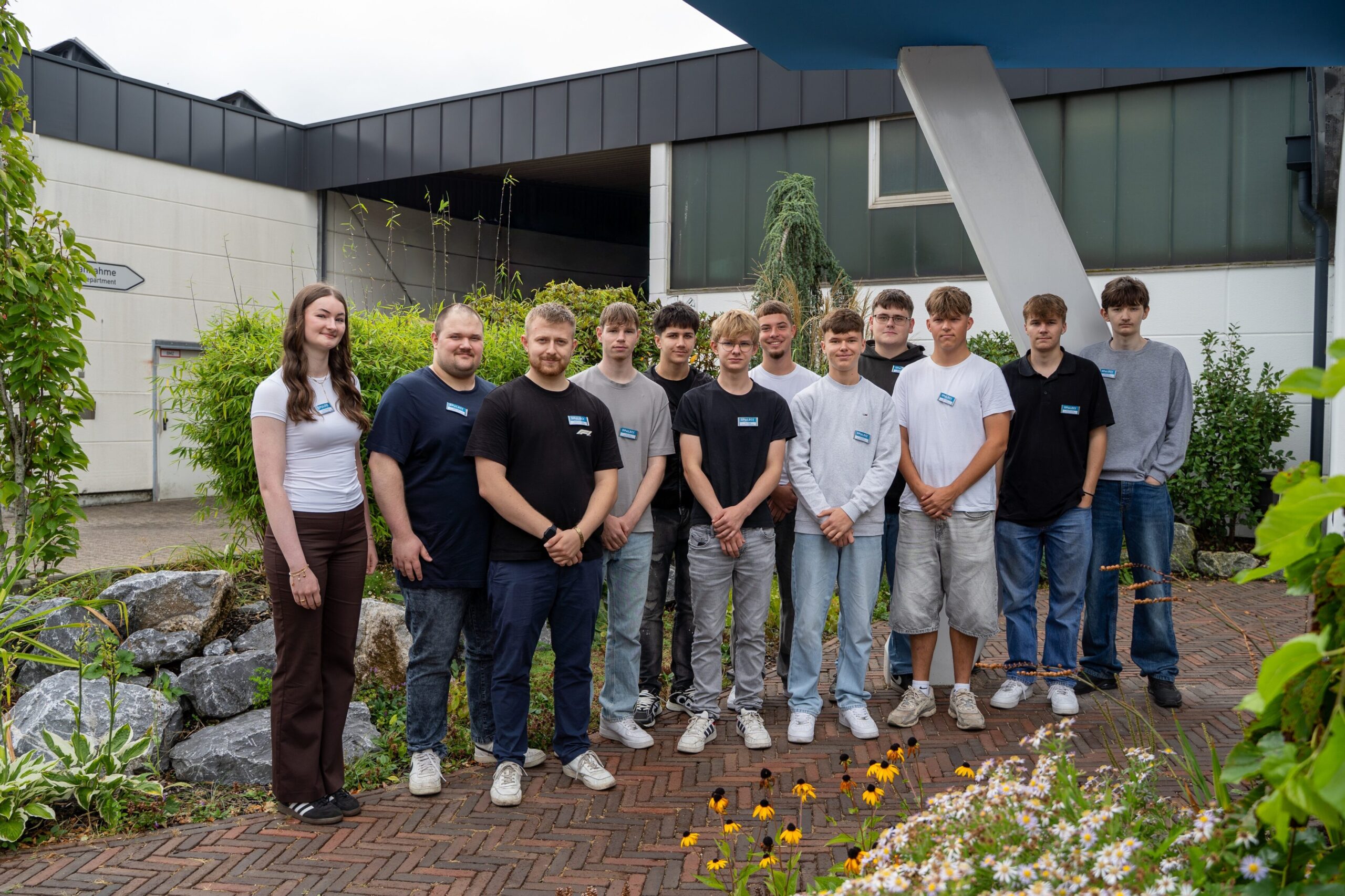 Um grupo de jovens estagiários à porta da Spaleck, em Bocholt