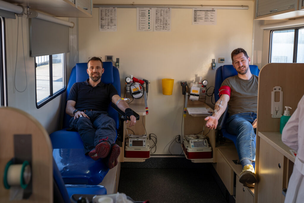 Dois colegas da Spaleck doam sangue no autocarro de doação de sangue da Cruz Vermelha Alemã (DRK), no dia de doação de sangue organizado pela Spaleck