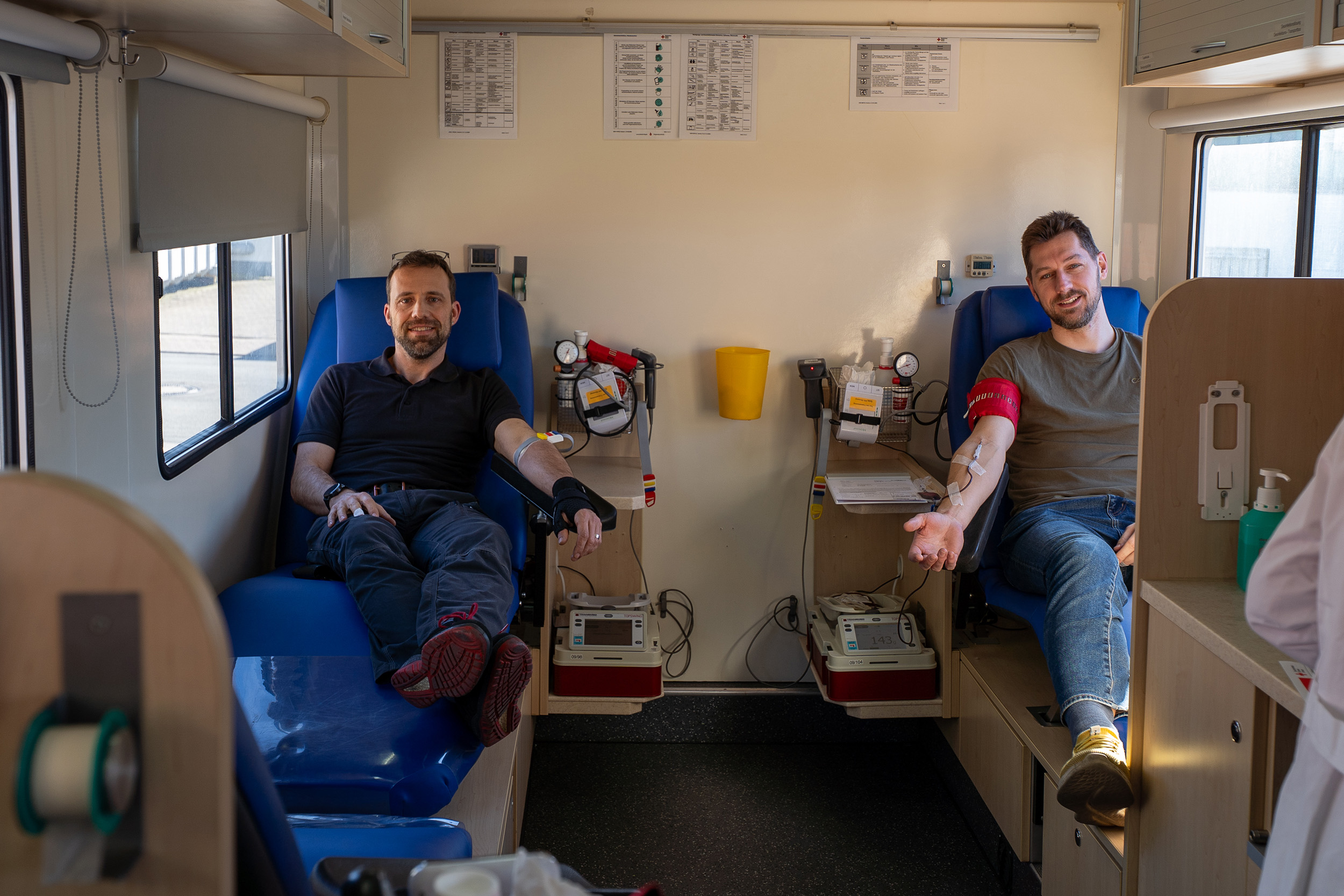 Dois colegas da Spaleck doam sangue no autocarro de doação de sangue da Cruz Vermelha Alemã (DRK), no dia de doação de sangue organizado pela Spaleck