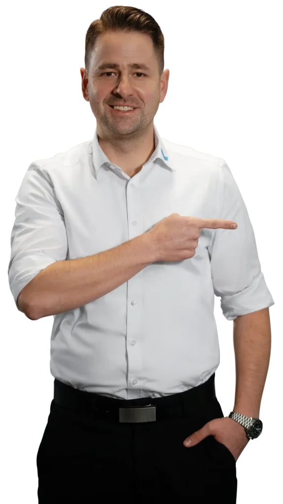 Um homem de camisa branca aponta para a direita, com o foco na transformação de metais.