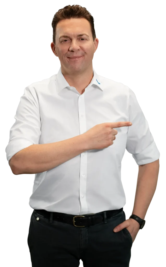 Um homem de camisa branca aponta para o lado, o que se enquadra bem no tema.