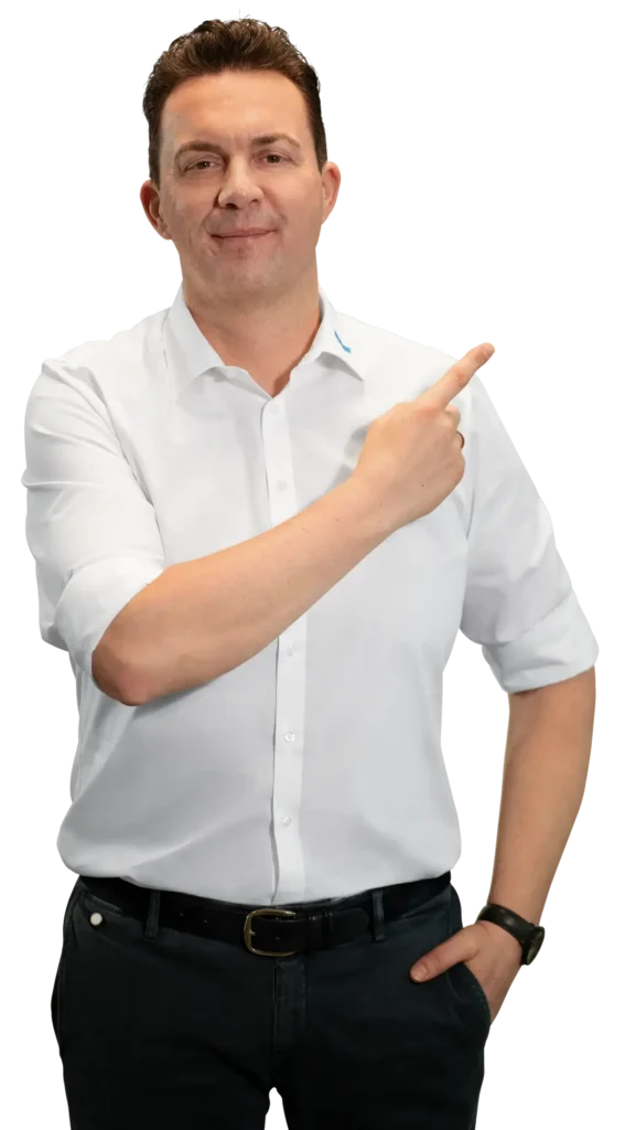 Um homem de camisa branca aponta com o dedo para o lado.