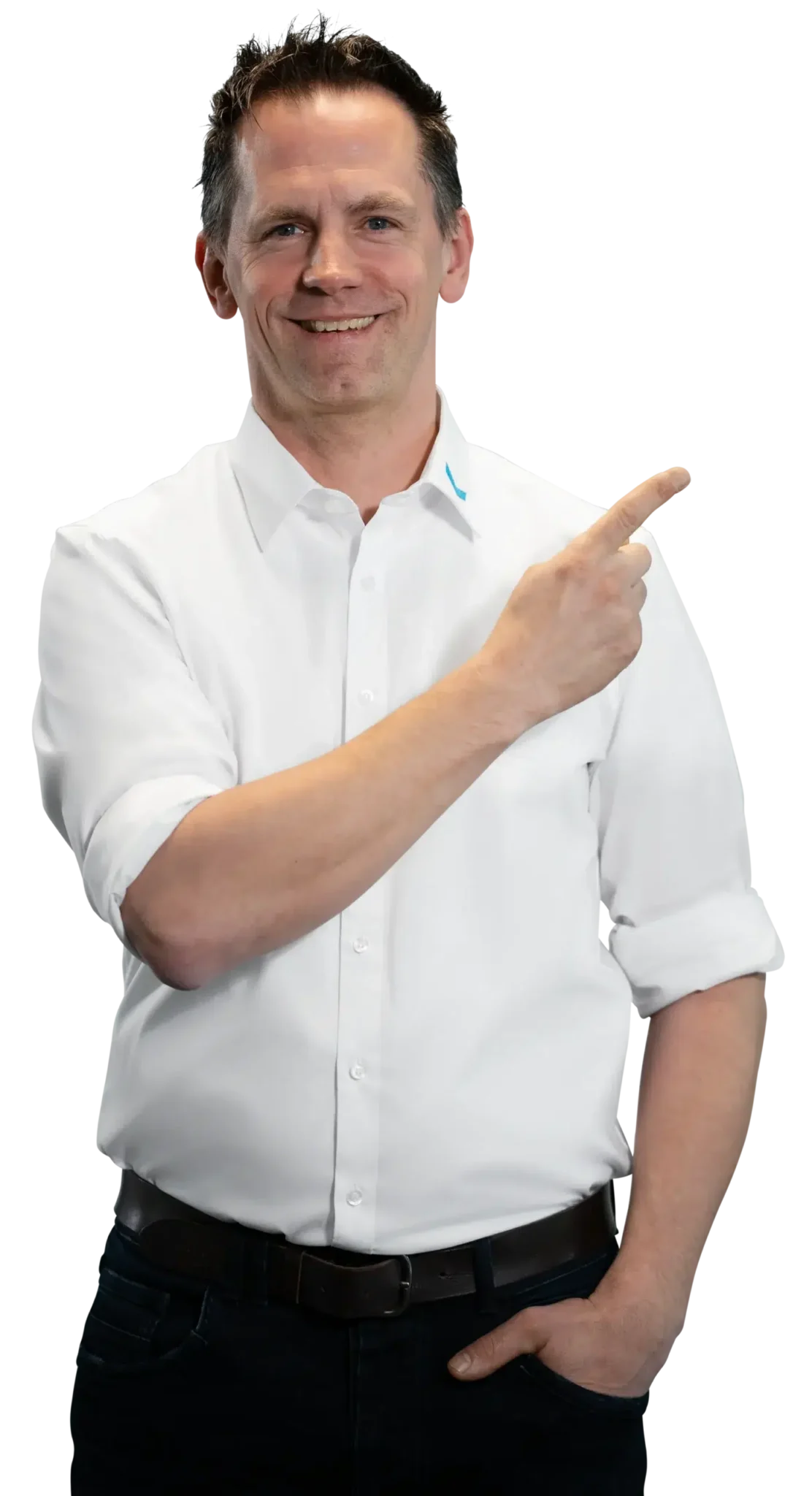 Um homem de camisa branca aponta para o lado, sorrindo.