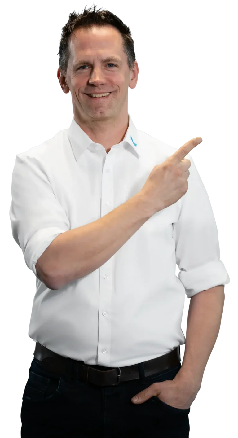 Um homem de camisa branca aponta para o lado, sorrindo.