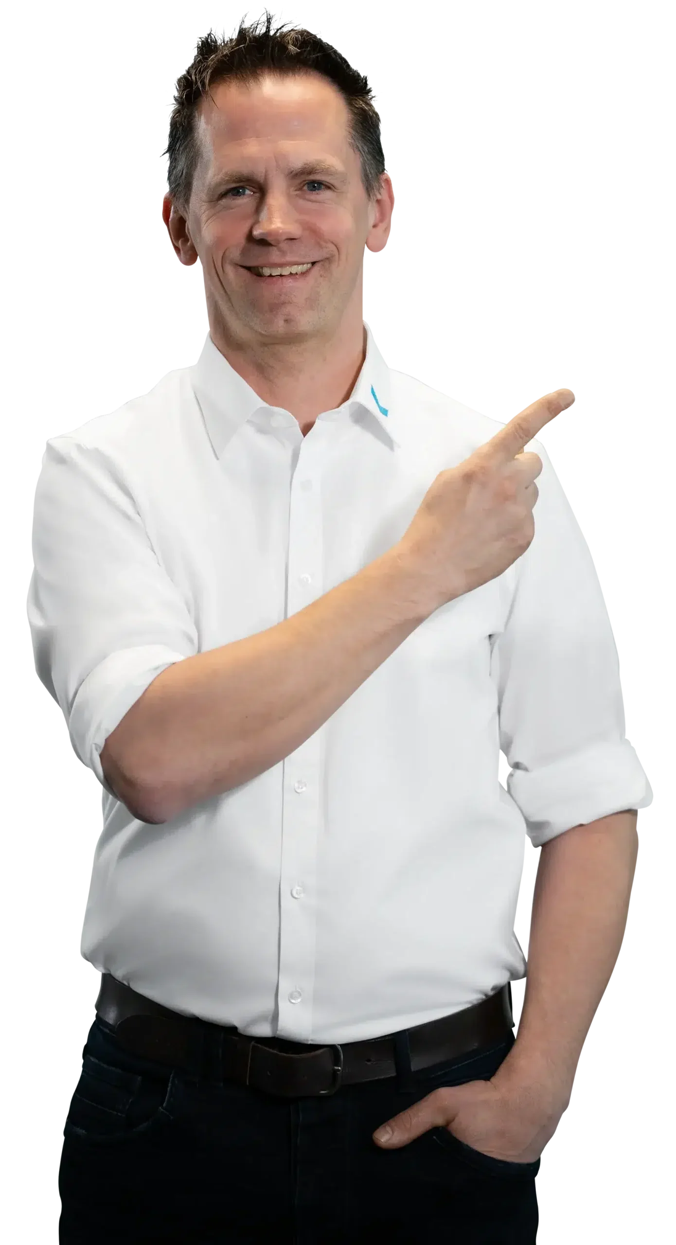 Um homem de camisa branca aponta para o lado, sorrindo.
