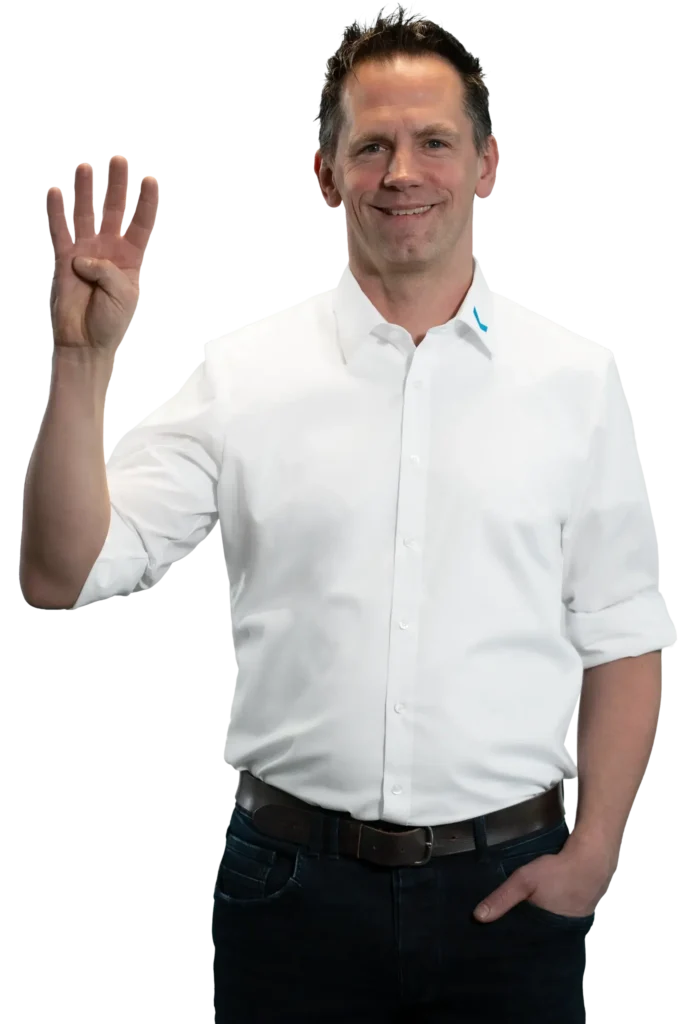 Um homem de camisa branca levanta quatro dedos.