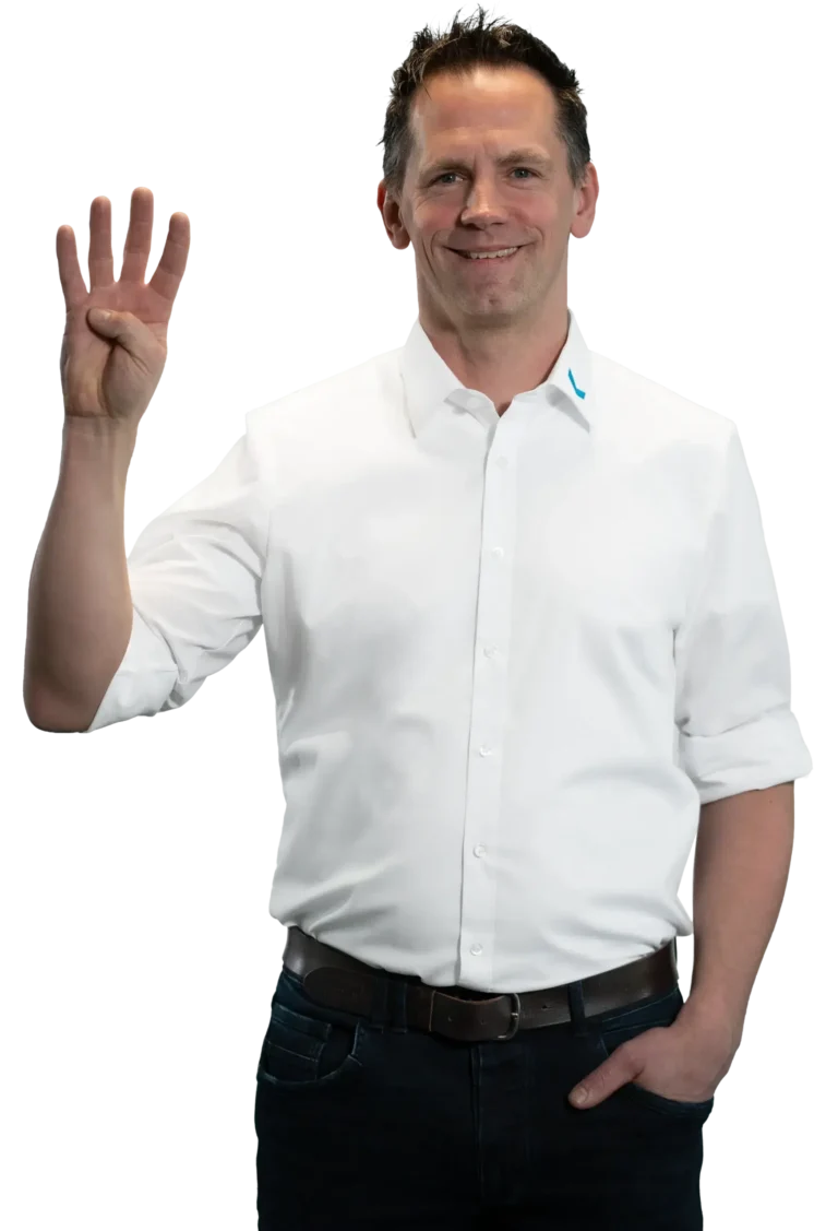 Um homem de camisa branca levanta quatro dedos.