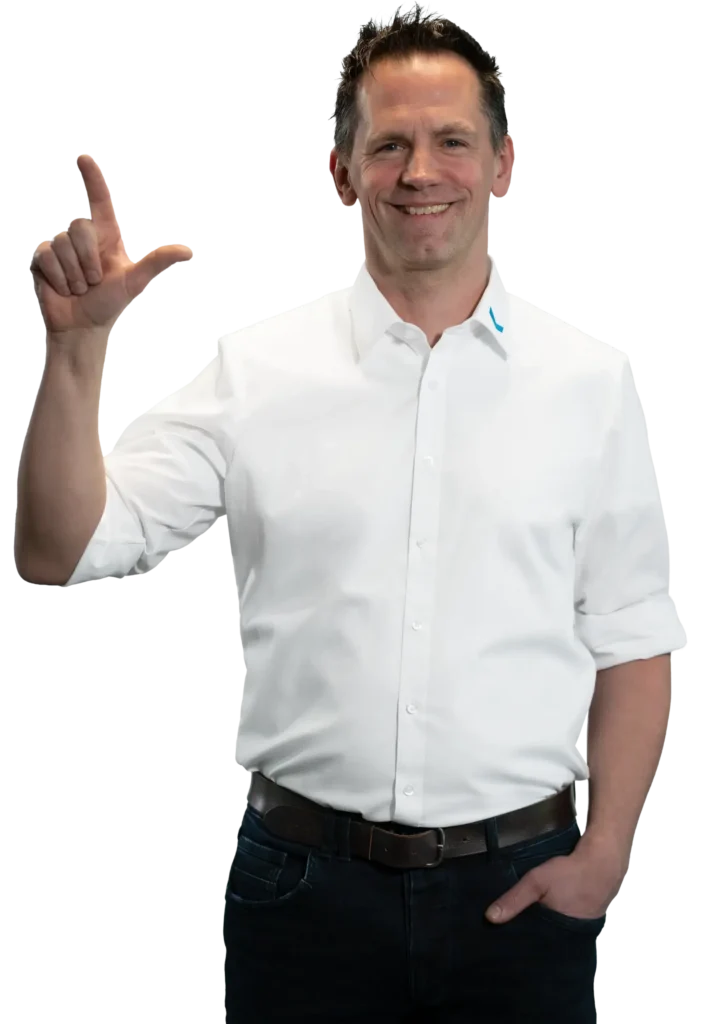 Um homem de camisa branca gesticula com os sinais manuais.