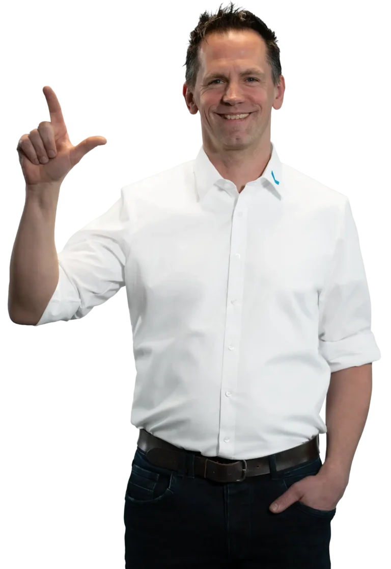 Um homem de camisa branca gesticula com os sinais manuais.
