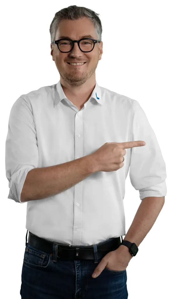 Um homem de camisa branca aponta com o dedo para o lado.
