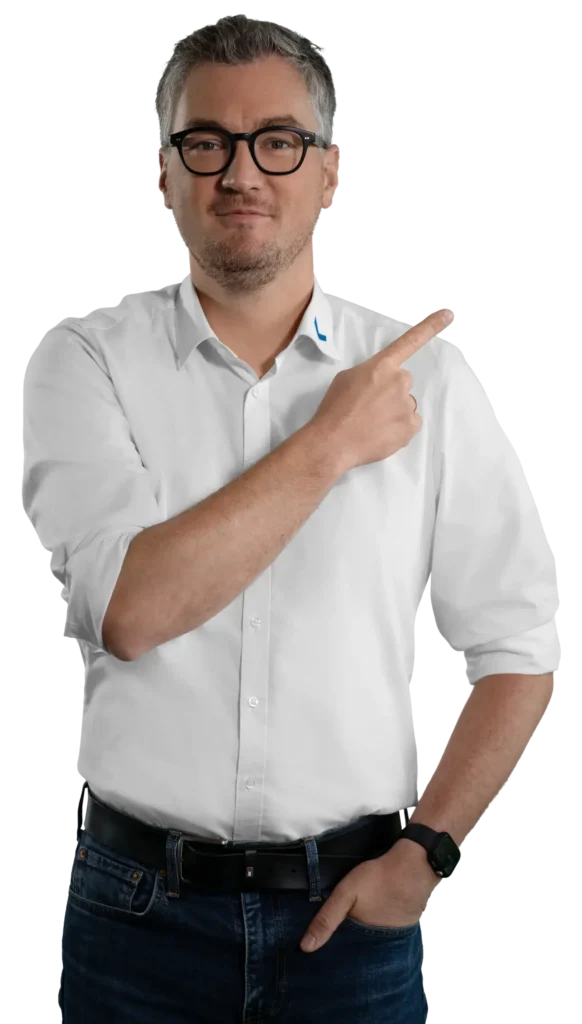 Homem de camisa branca aponta para o lado, pessoa de contacto.