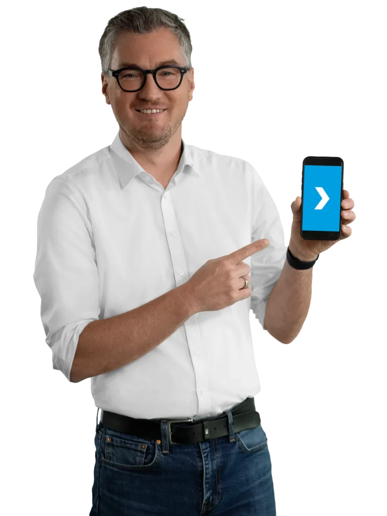 Um homem de camisa branca aponta para um smartphone com uma seta azul.