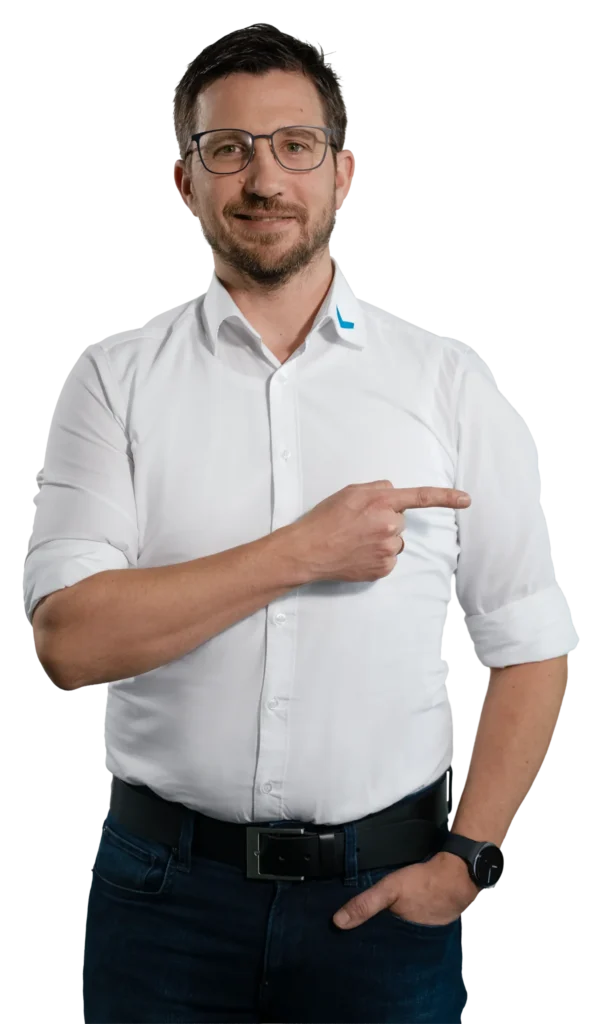 Um homem de camisa branca aponta com o dedo para o lado.