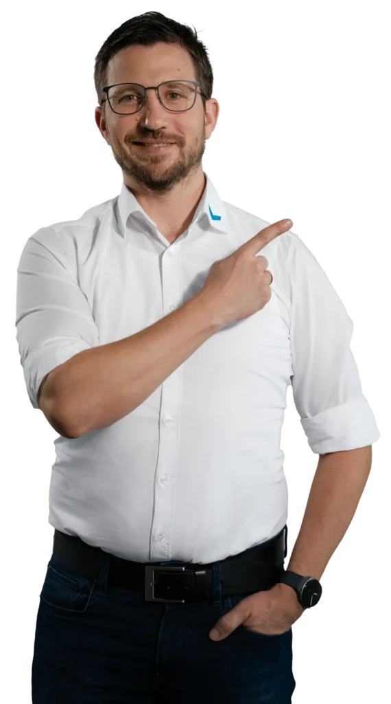 Um homem de camisa branca aponta com o dedo para a direita
