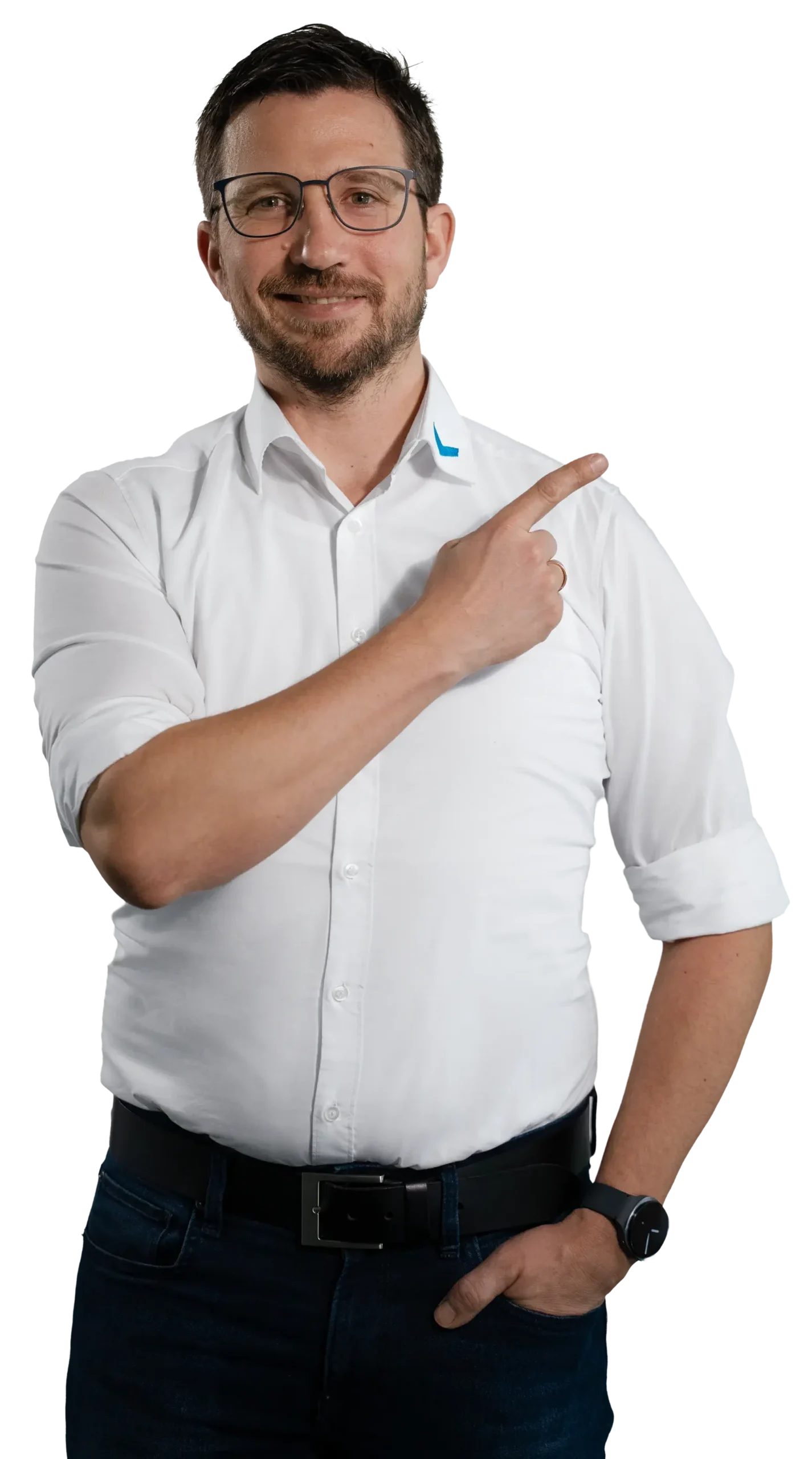 Um homem de camisa branca aponta com o dedo para a direita