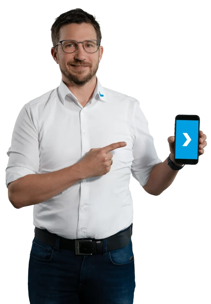 Um homem aponta para um smartphone com o símbolo de uma seta.
