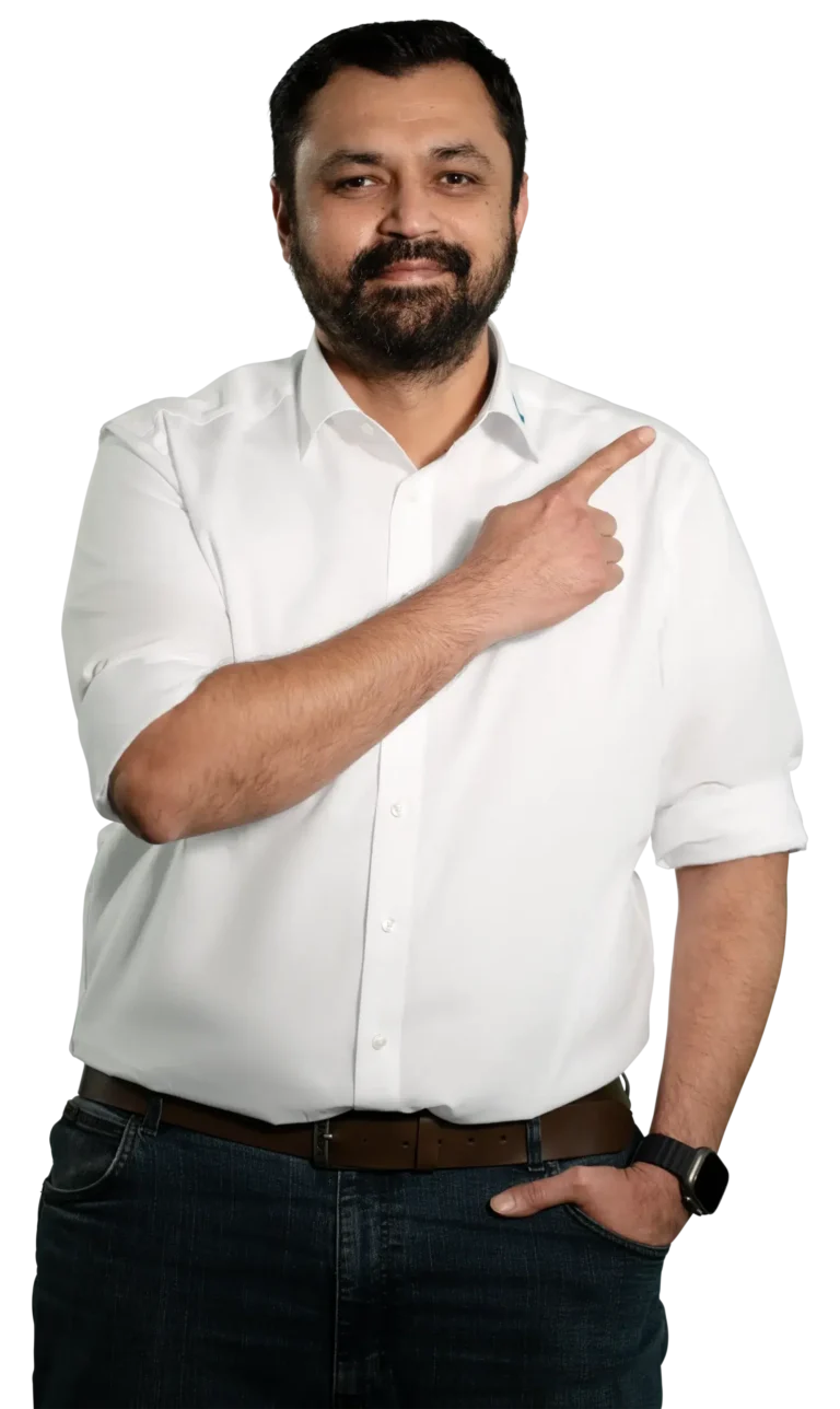 Homem de camisa branca aponta com o dedo para o lado: tratamento de água industrial e de uso doméstico.