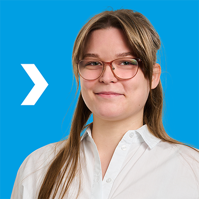 Person mit Brille vor blauem Hintergrund.