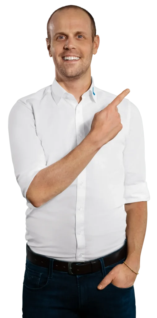 Um homem de camisa branca aponta com o dedo para a direita.