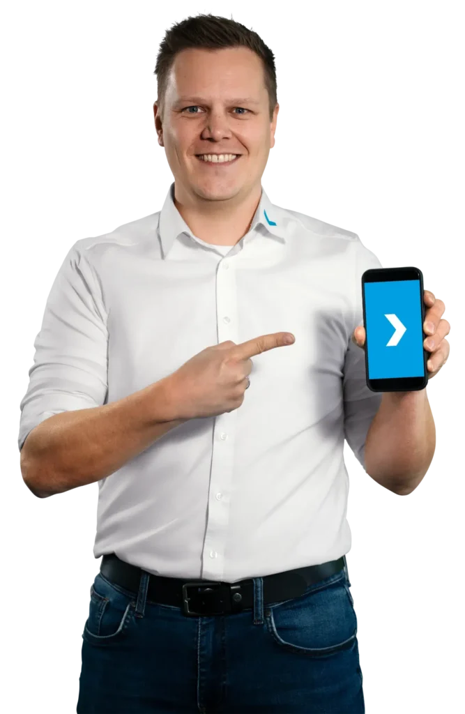 Um homem de camisa branca aponta para um smartphone com o ecrã azul.
