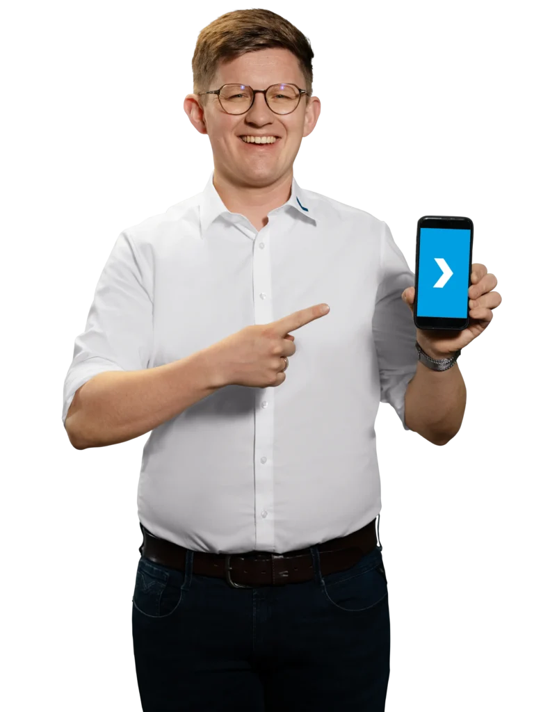 Um homem aponta para o smartphone com uma seta, indicando a referência.