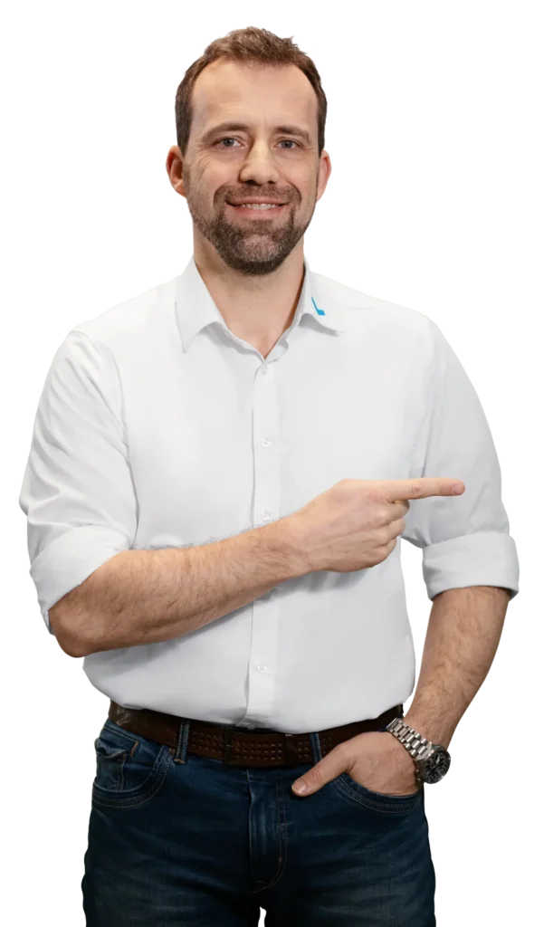 Um homem de camisa branca aponta com o dedo para o lado.