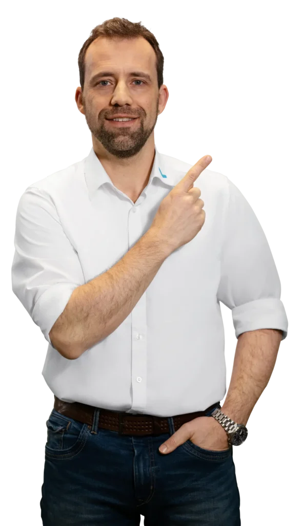 Um homem de camisa branca aponta para a direita.