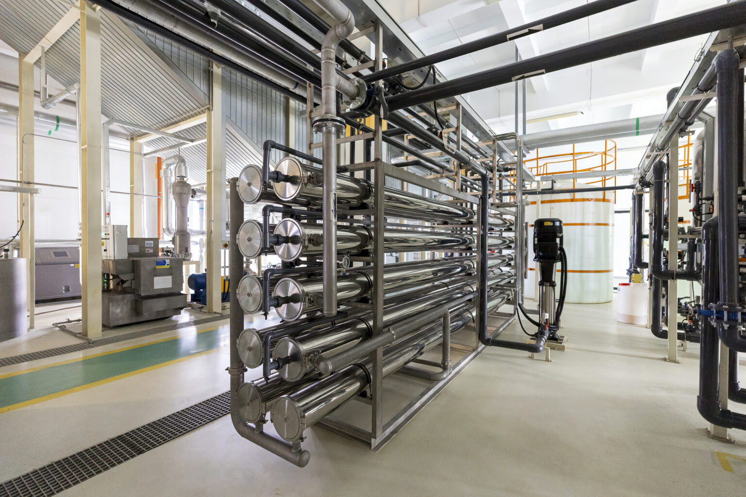 Tubos metálicos brilhantes para o tratamento de água por amaciamento e dessalinização num ambiente industrial limpo