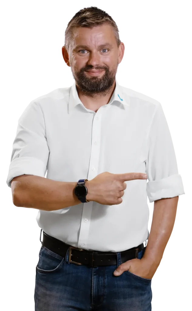 Um homem de camisa branca aponta com o dedo para o lado.