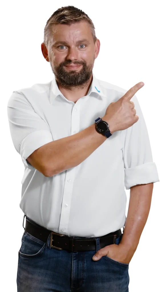 Um homem de camisa branca aponta com o dedo para o lado.