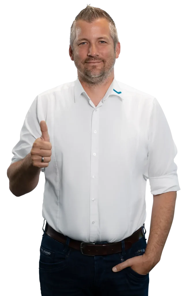 Um homem de camisa branca faz o sinal de «polegar para cima».