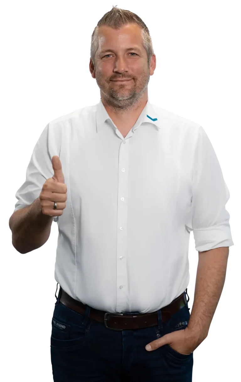 Um homem de camisa branca faz o sinal de «polegar para cima».