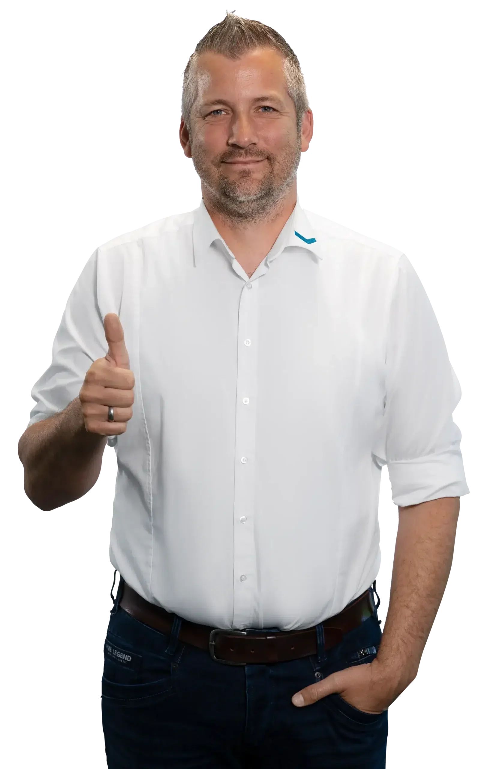 Um homem de camisa branca faz o sinal de «polegar para cima».