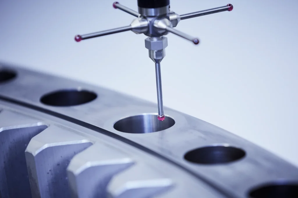 Imagem detalhada de uma medição 3D de uma peça CNC na sala de medição da SPALECK