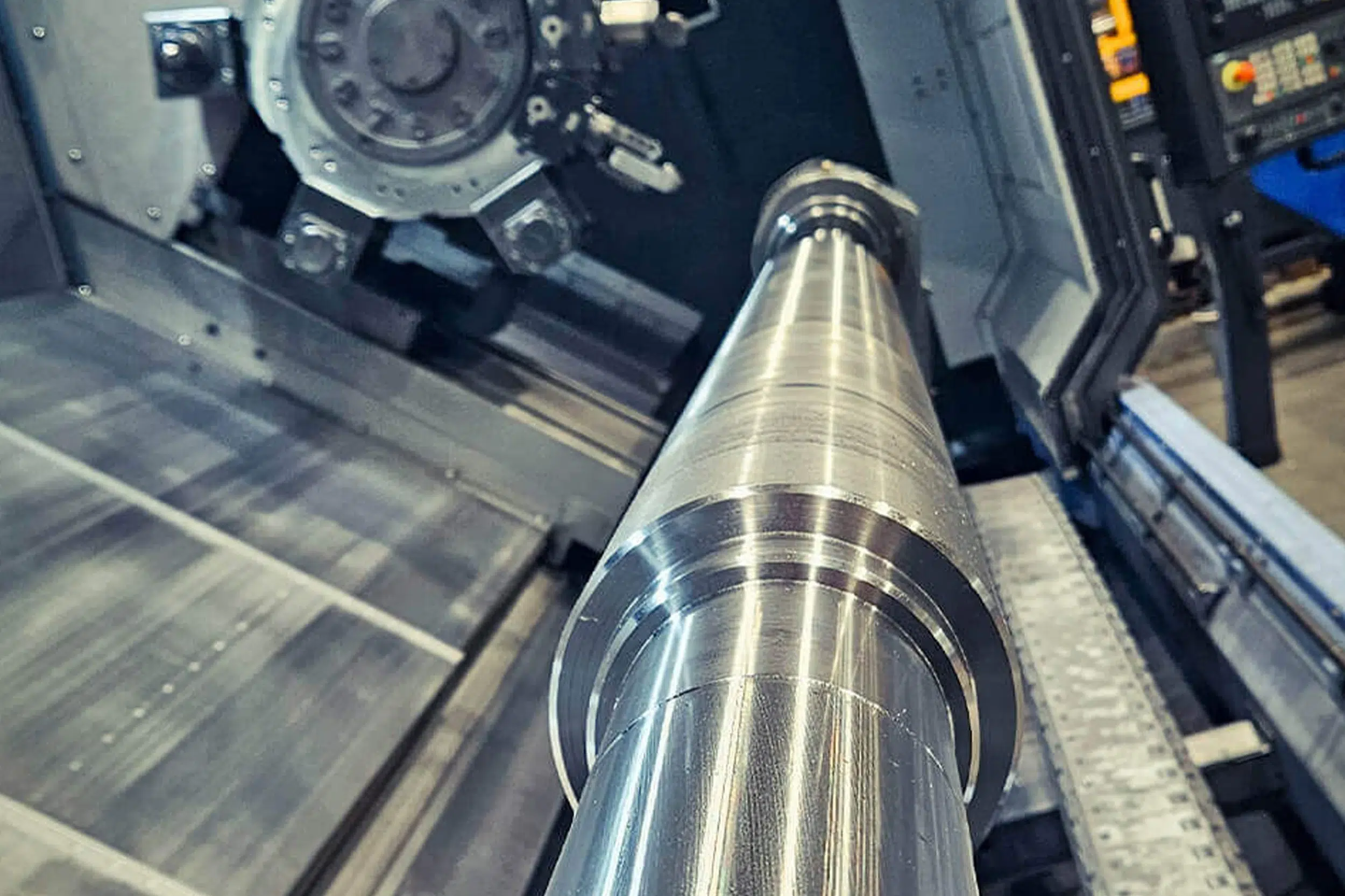 Vista de um centro de usinagem CNC para a produção de peças torneadas longas na empresa de subcontratação SPALECK