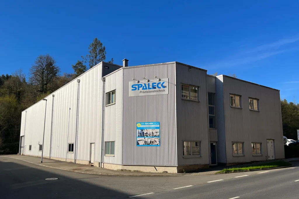 Edifício da Spaleck Präzisionstechnik GmbH & Co. KG com o logótipo da empresa na fachada.