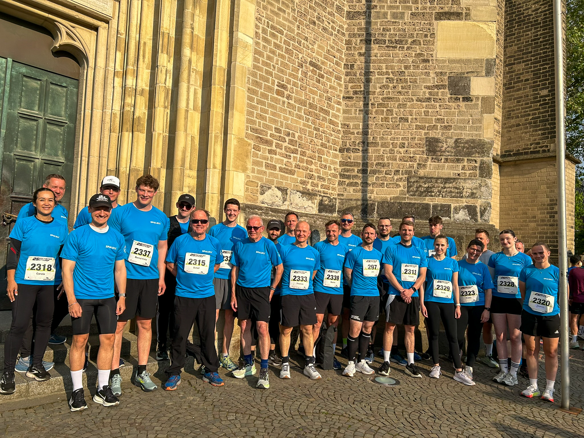 Foto de grupo da equipa Spaleck na Corrida da Cidade de Bocholt de 2026, com a nova camisola azul da SPALECK