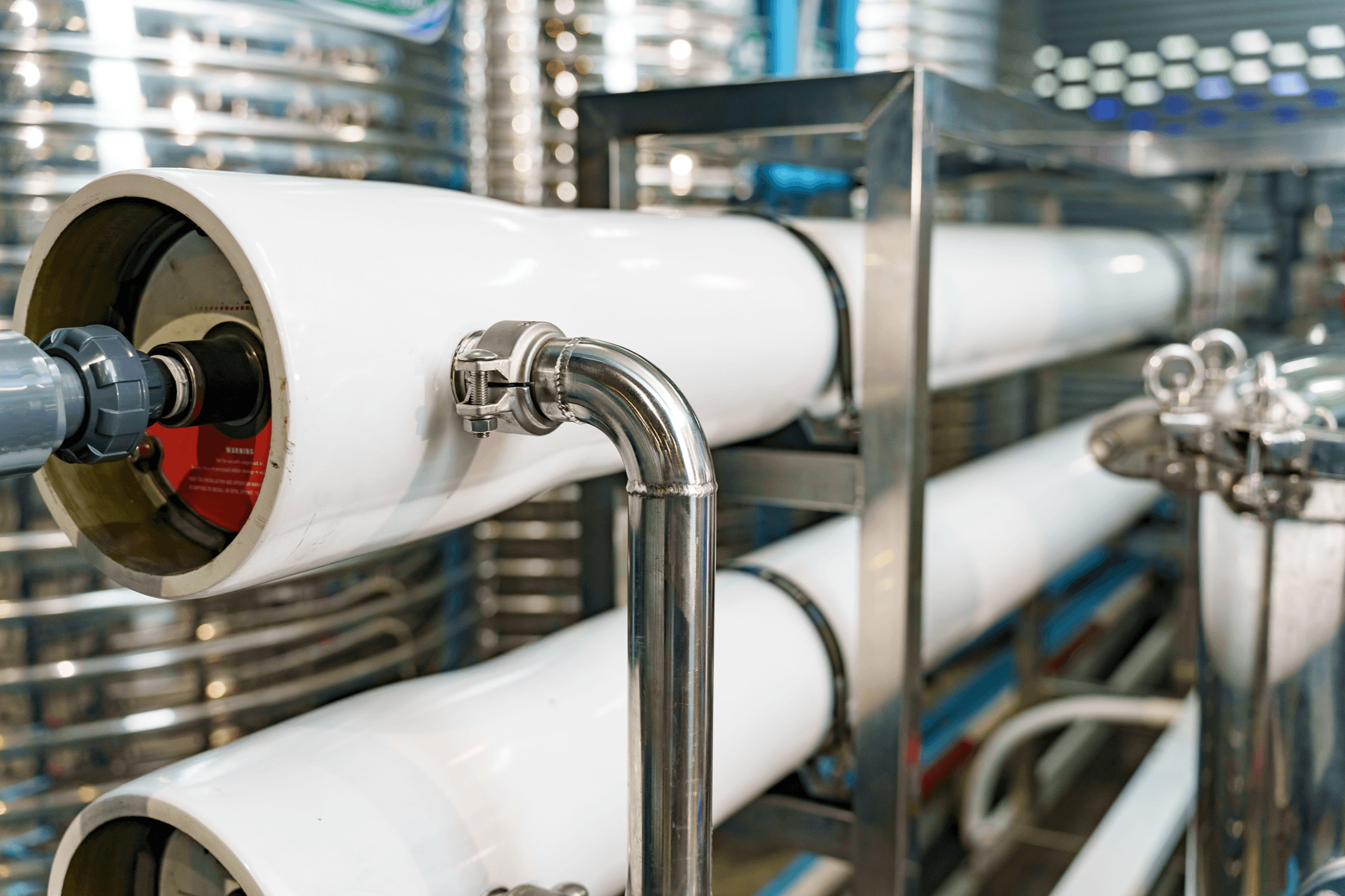 Tubo branco de uma estação de tratamento de água industrial, em grande plano
