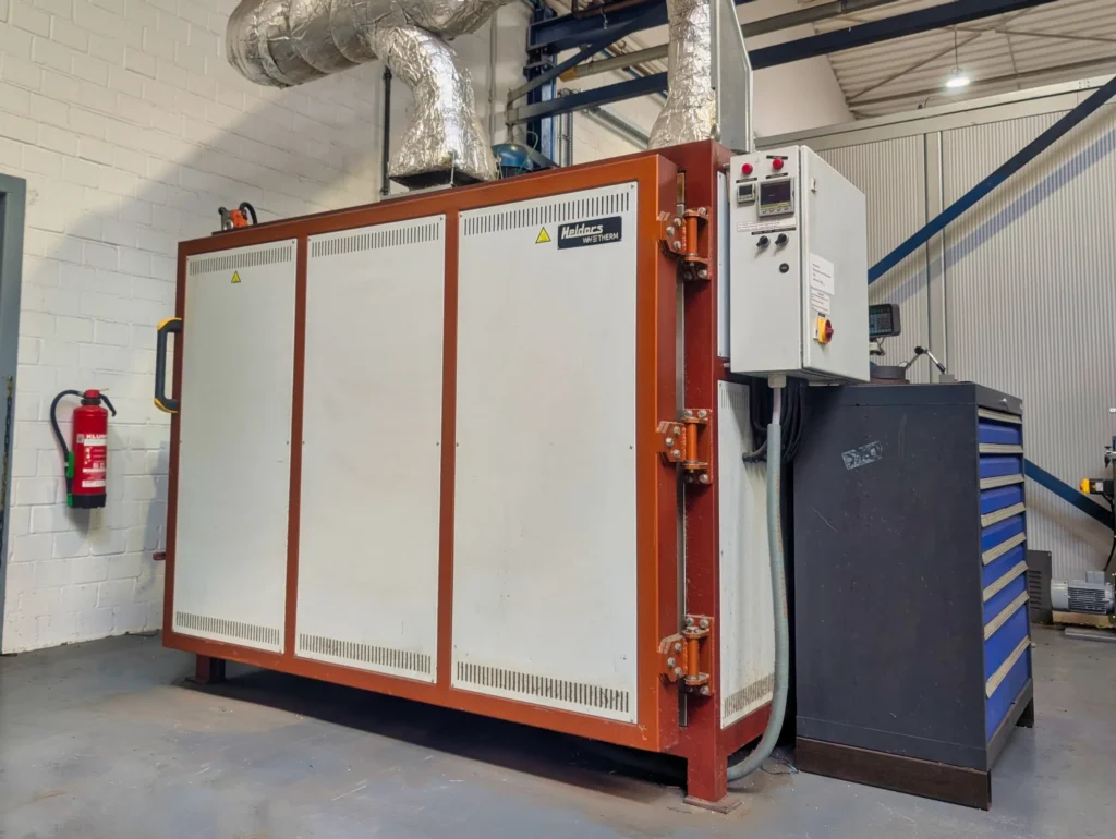 Forno térmico para o processamento de metais, usinagem e acabamento de superfícies, nomeadamente para o recozimento de componentes