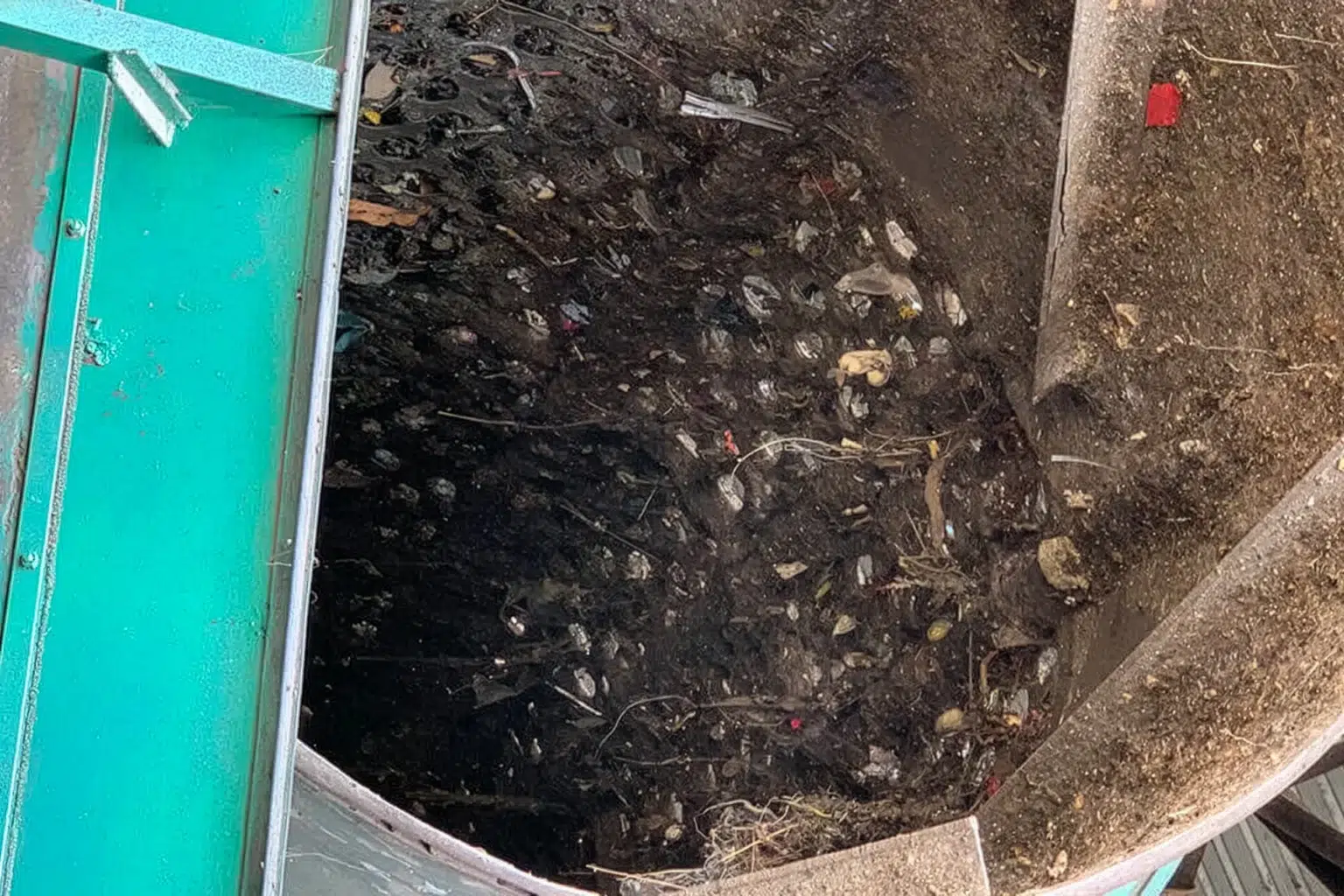 Um crivo de tambor com terra e matéria orgânica.
